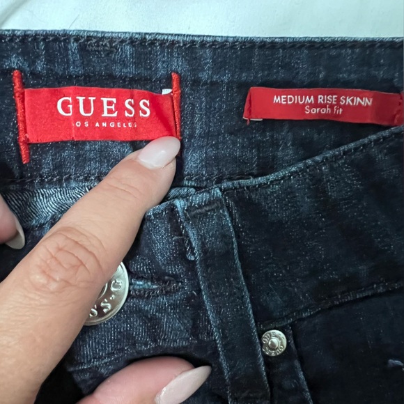 GUESS Dark Wash Sarah Medium Rise Skinny Jean - Size 24 - Picture 12 of 12